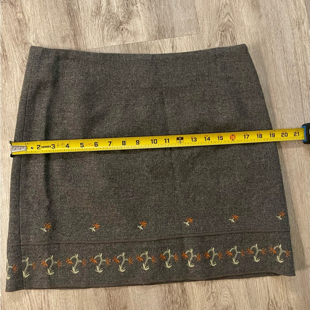 American Eagle charcoal grey 100% wool mini skirt with floral accents size 8 - Picture 5 of 7
